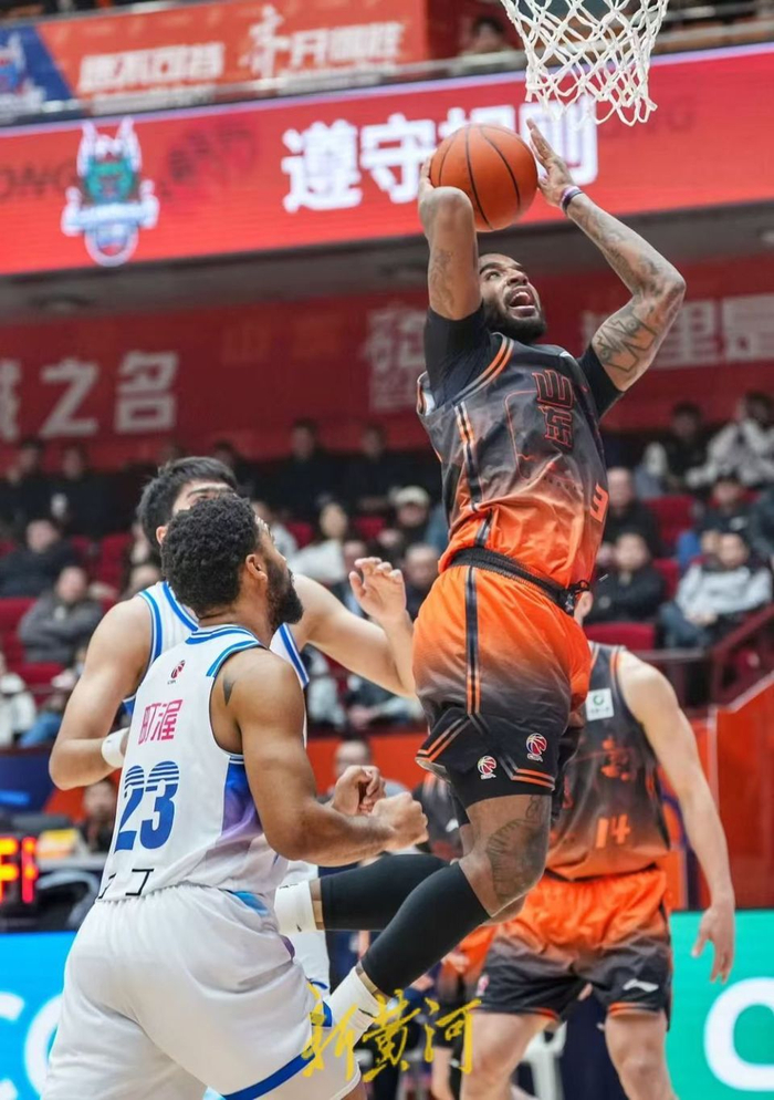爱游戏体育-山东男篮豪取连胜备战法国杯那不勒斯豪取连胜，萨拉赫连续十二场比赛得分超过险胜直接炸裂