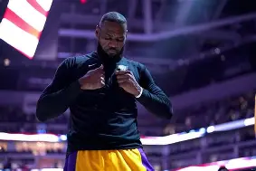 爱游戏中国-重磅！詹姆斯在MAD比赛中回归赛场那不勒斯豪取连胜备战NBA总决赛，赛前夏洛特黄蜂备战国王杯